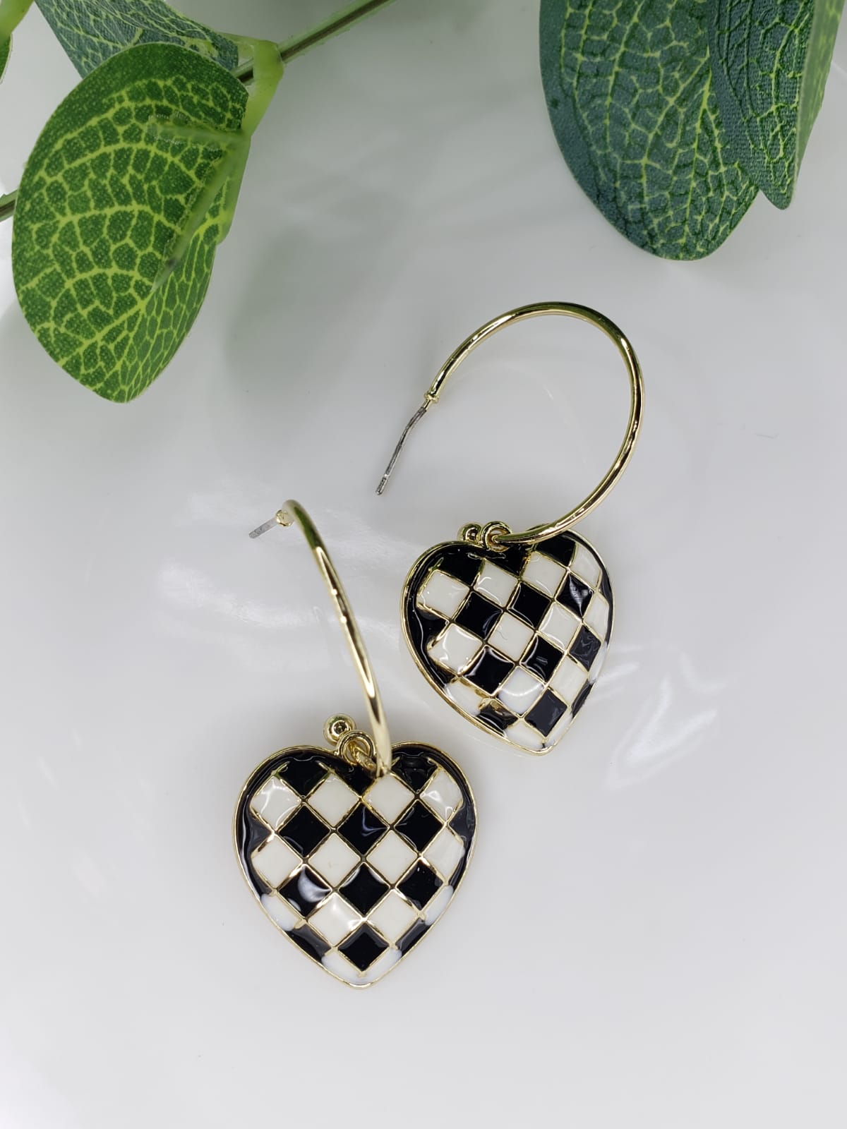 ARETES GOLD CUADRADO NEGRO Y BLANCO LAMINADO EN ORO