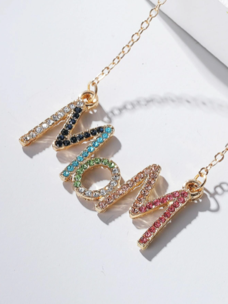 Collar con letra con diamante de imitación