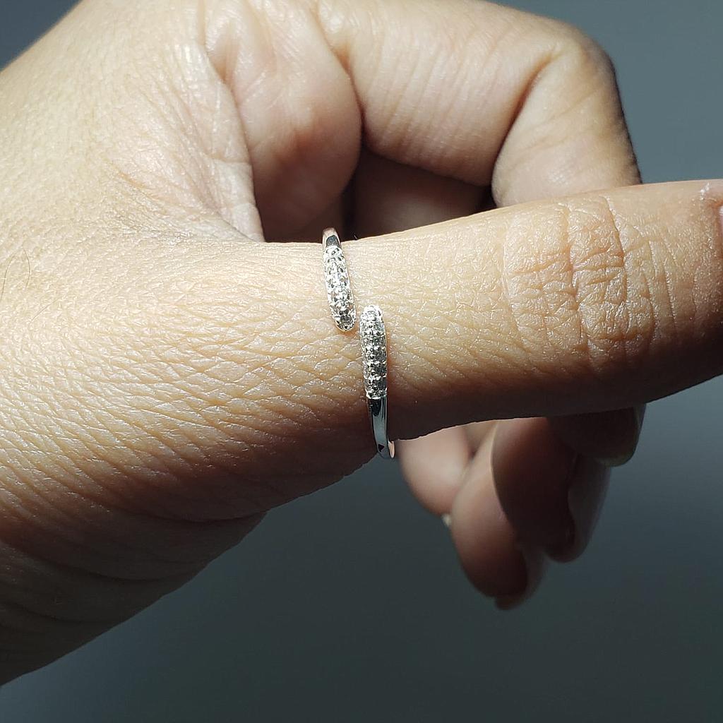 ANILLO CIRCON SUPER LIVIANO AJUSTABLE